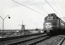 168246 Afbeelding van een electrisch treinstel mat. 1957 (Benelux) van de N.S./N.M.B.S. te Leiden.